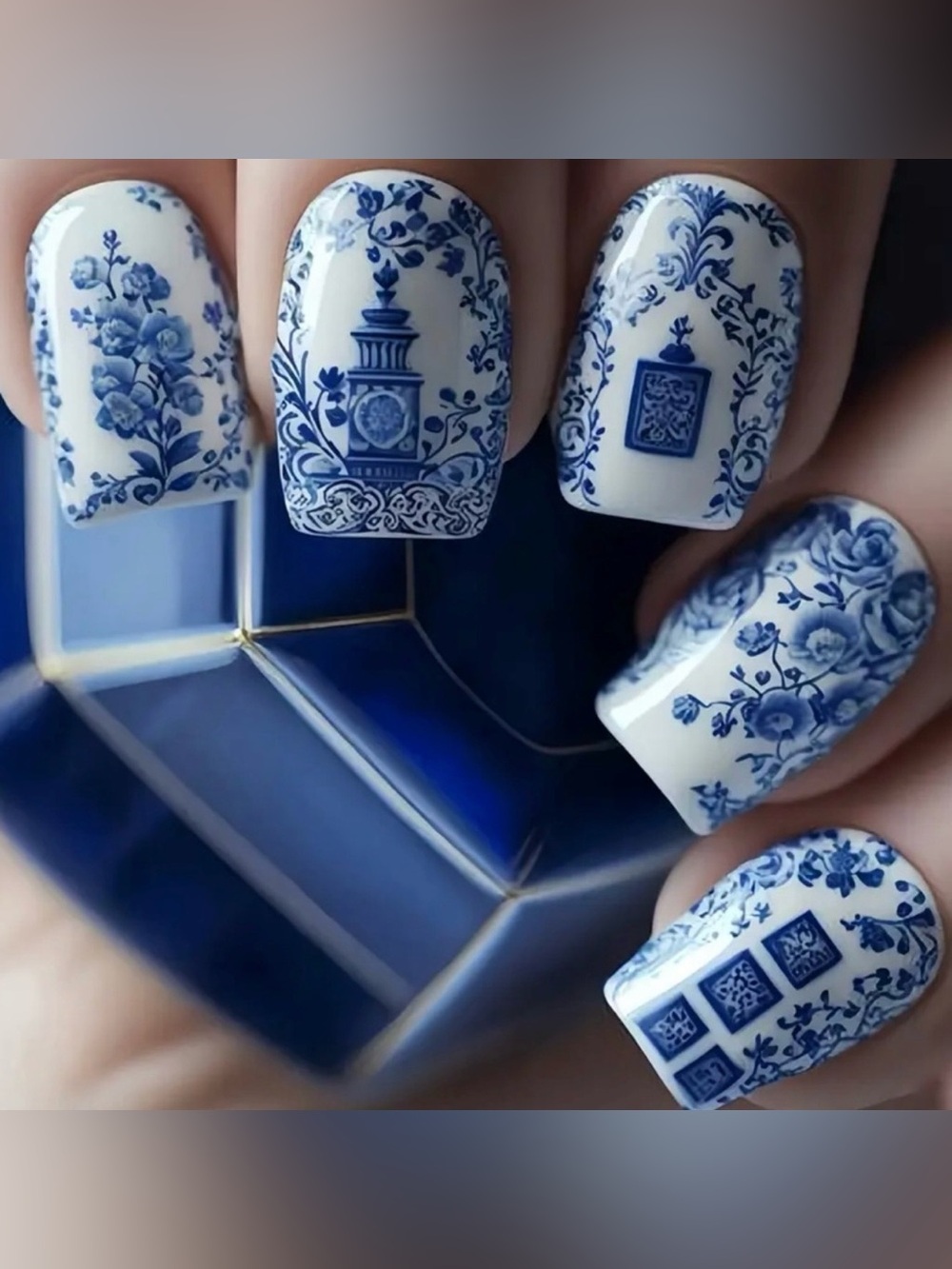 24 Pcs Blue & White Porcelain Willow Patterned Press on Nail Set Medium Square